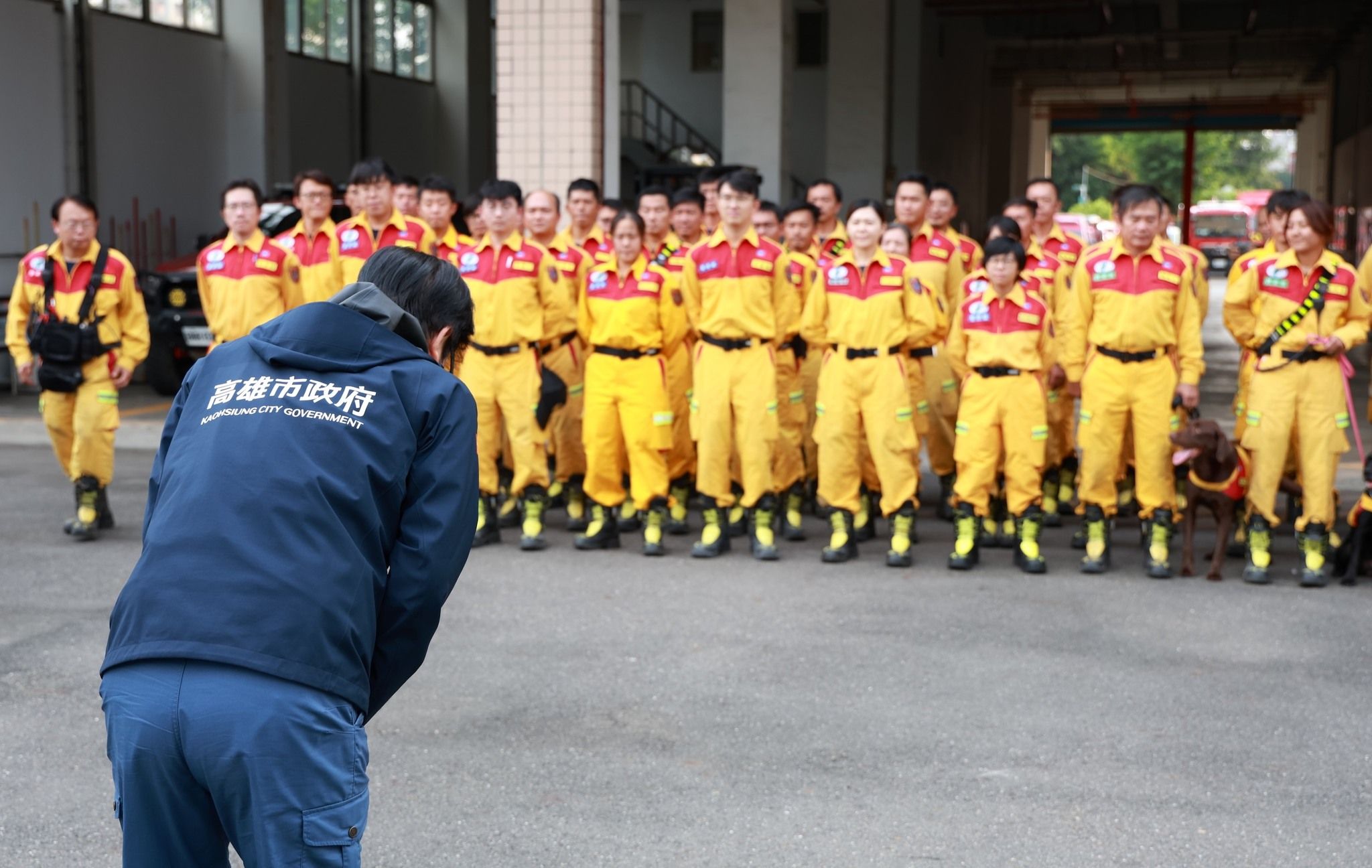 特搜隊馳援花蓮6天返高雄 陳其邁鞠躬迎接宣布:公假補休2天