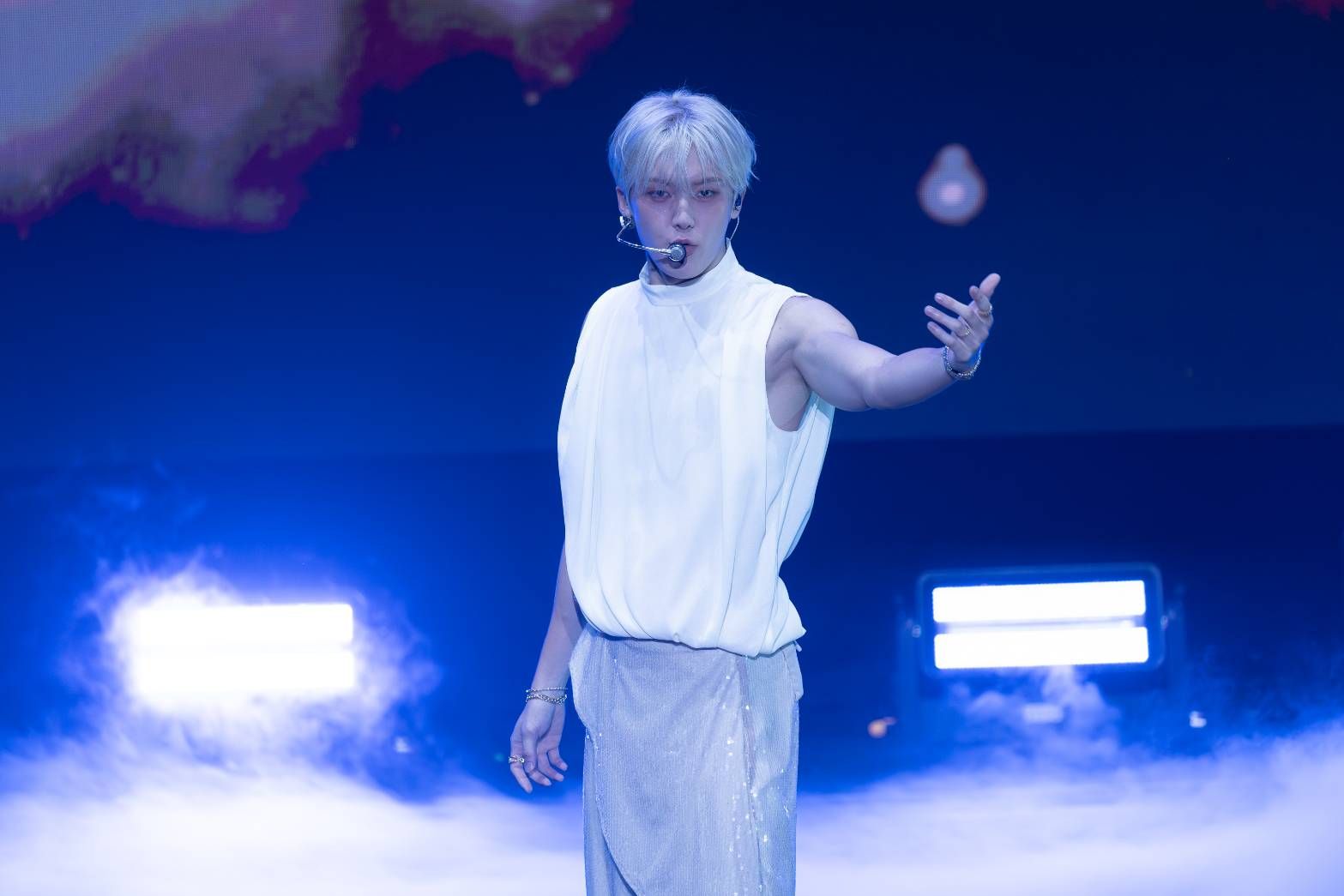 下跪向歌迷求婚後改口「我要想想」 尹產賀獨自完成「與文彬的小分隊舞台」