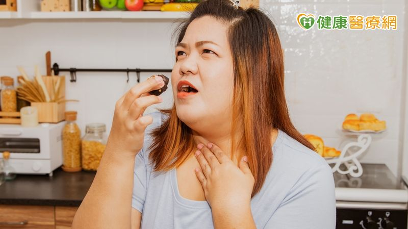 以為單純喉嚨卡、異物感 醫揪「扁桃腺結石」:別忽視小症狀
