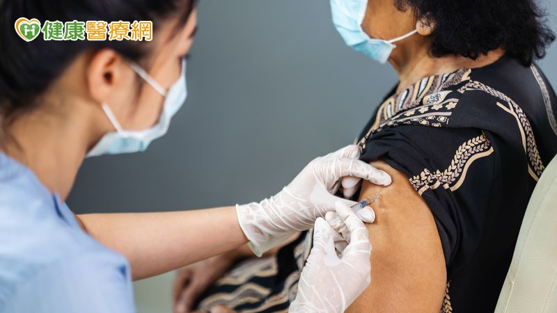 65歲婦咳嗽嗜睡、胃口差 一檢竟「雙肺全白」確診肺炎