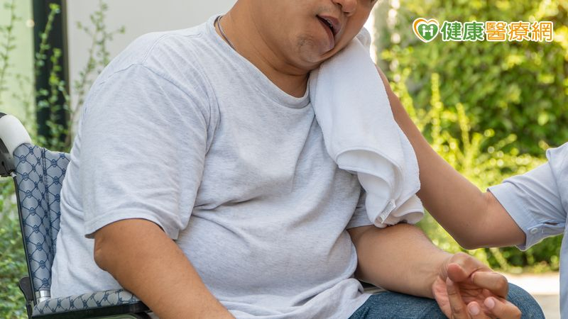 中風腦水腫頭骨難覆卡關5個月 創新術式迎轉機