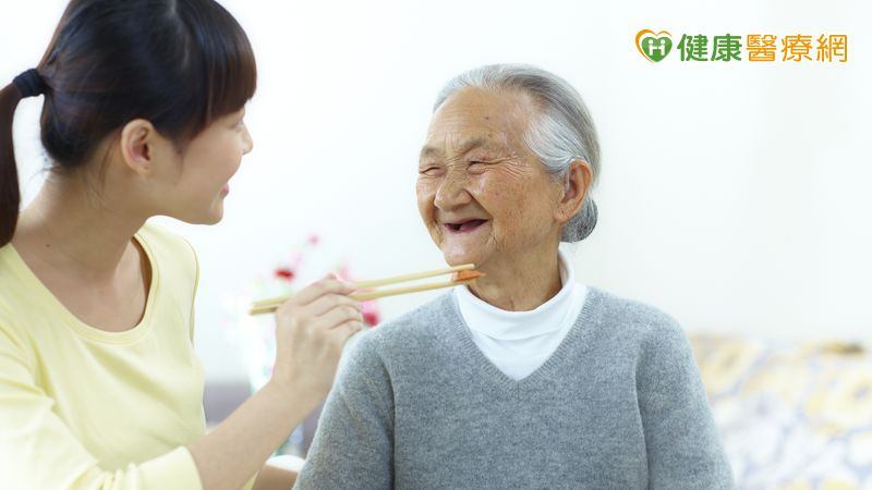 失智長輩不好好吃飯怎麼辦?營養師曝多重成因 照護沒有「萬用公式」!