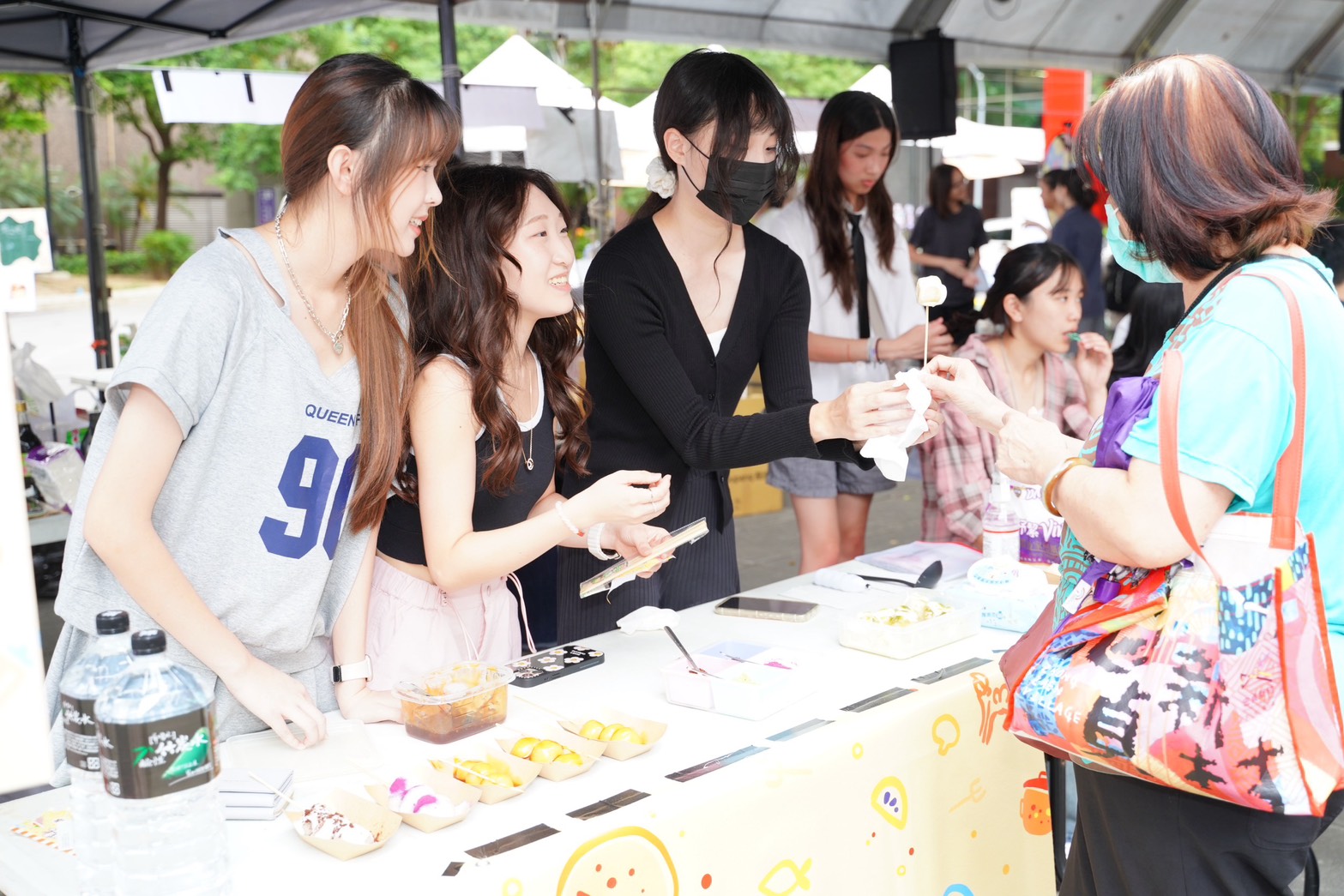 桃園青年局舉辦校園社團微市集 學生創意料理獲好評 g5d5