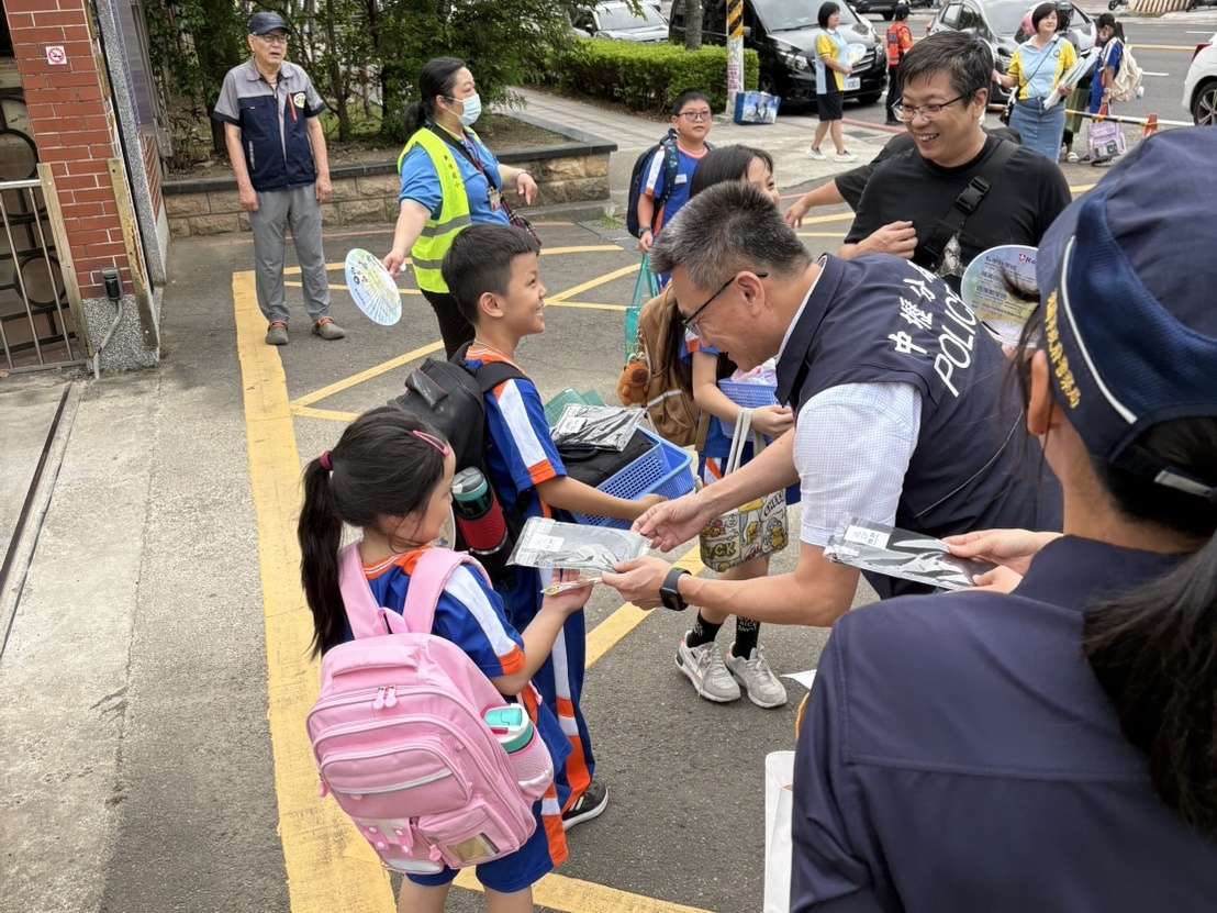暑假再見!壢警開學日前進校園 創意小物宣導交通安全 gw65t46