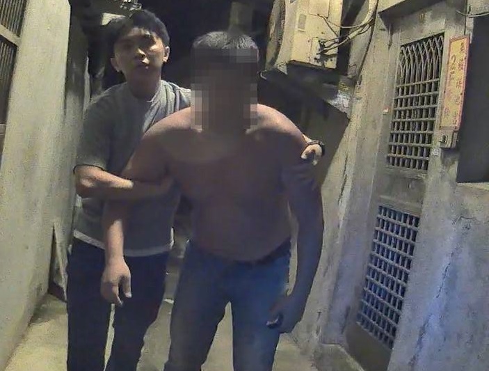 【有片】桃園通緝犯與警察拉扯 使出「金蟬脫殼術」裸上身狂奔 h5e4h5
