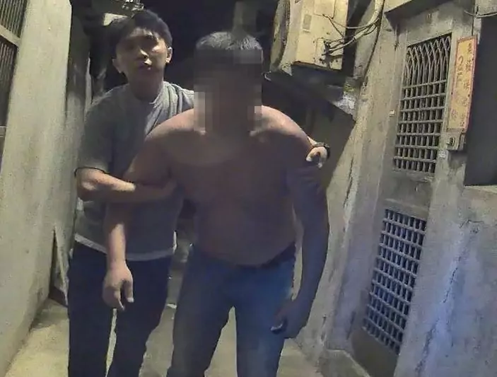 【有片】桃園通緝犯與警察拉扯 使出「金蟬脫殼術」裸上身狂奔 h5e4h5
