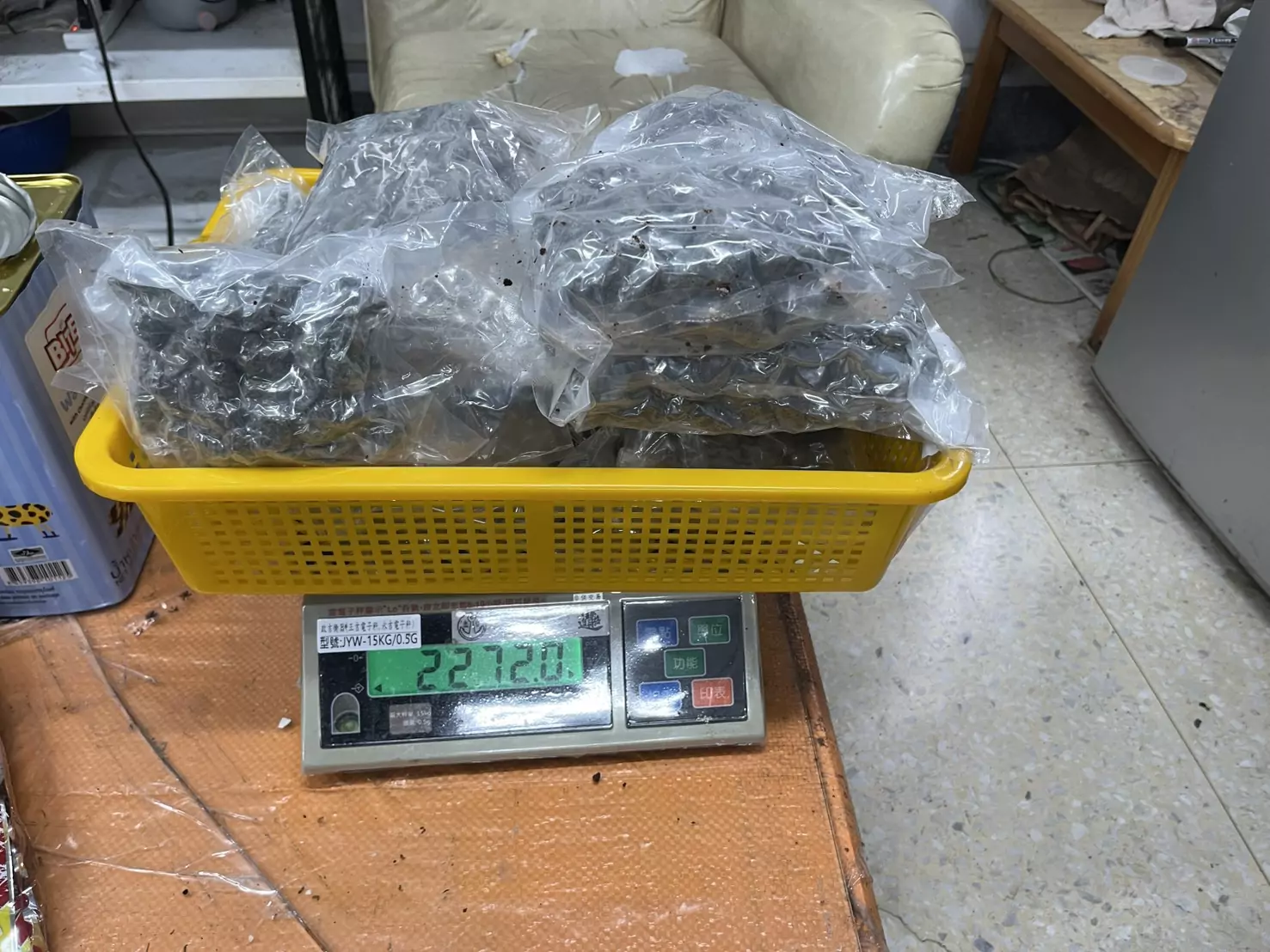 取出毒品大麻後秤重