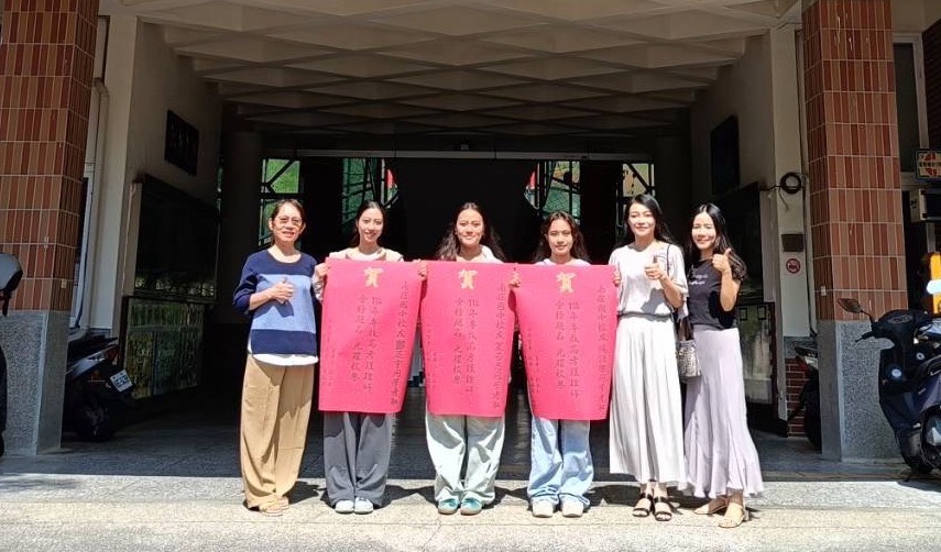 圖說三：新生醫專護理科師生返鄉重回母校國中，與啟蒙老師共享榮耀時刻。圖：新生醫 0