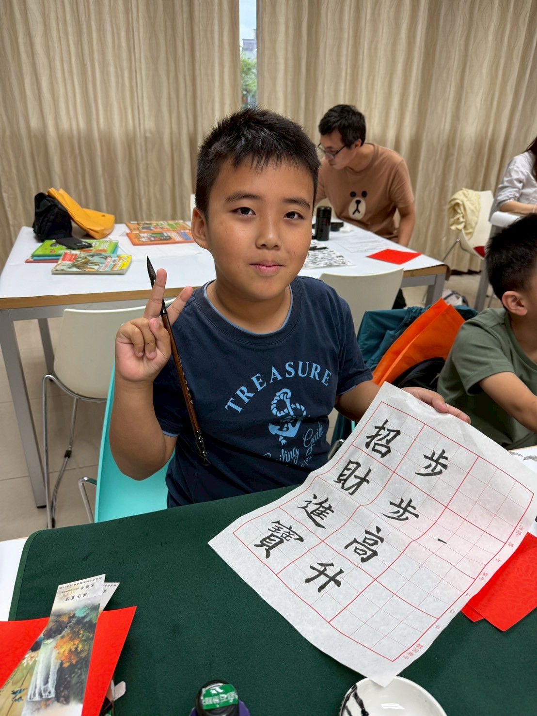 小小書法愛好者，場場不缺席，甚至在假期仍持續專研書法，至今已獲得多項比賽獎項！