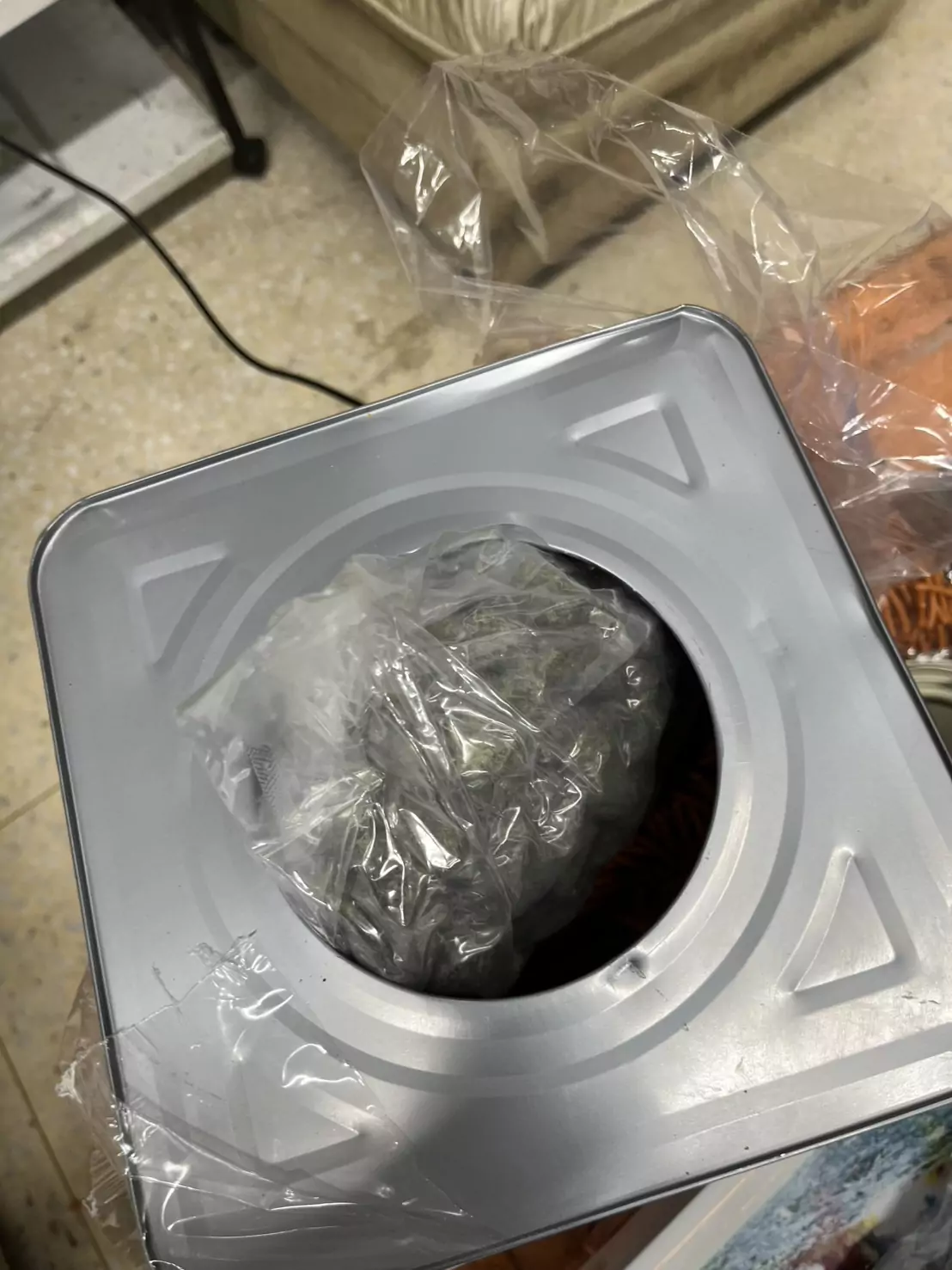 毒品包裹內容物 餅乾鐵罐內裝有毒品大麻1
