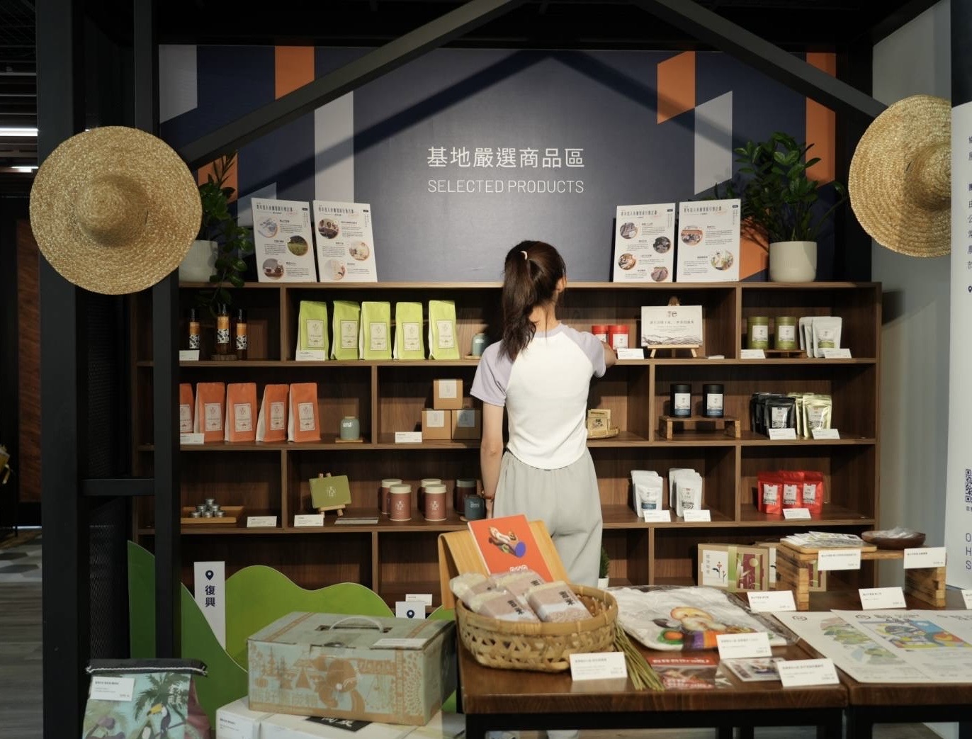 民眾購買青年團隊展售商品 0