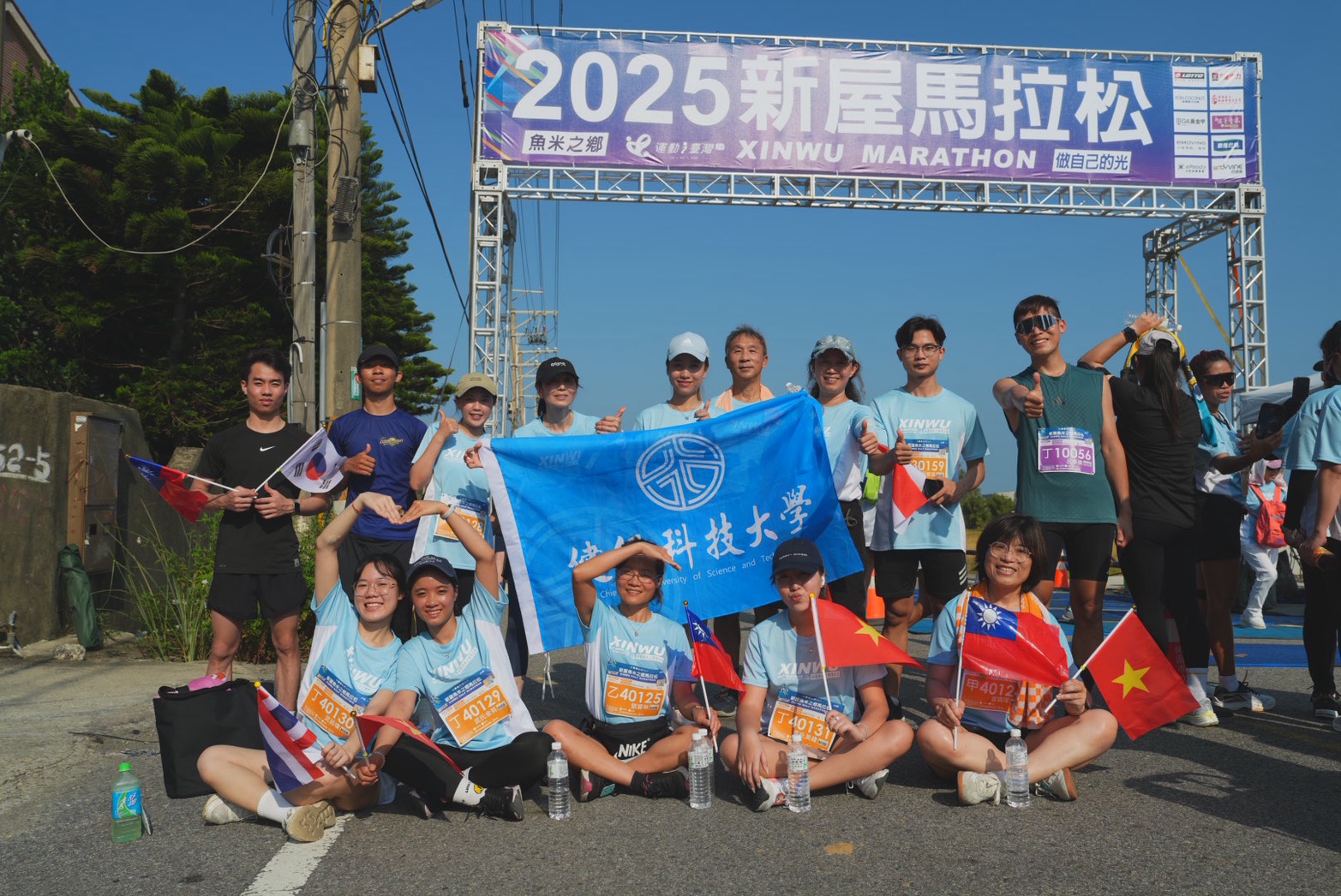 照4／多元與團結 國旗與校旗同框，畫面濃縮「教育無國界」。