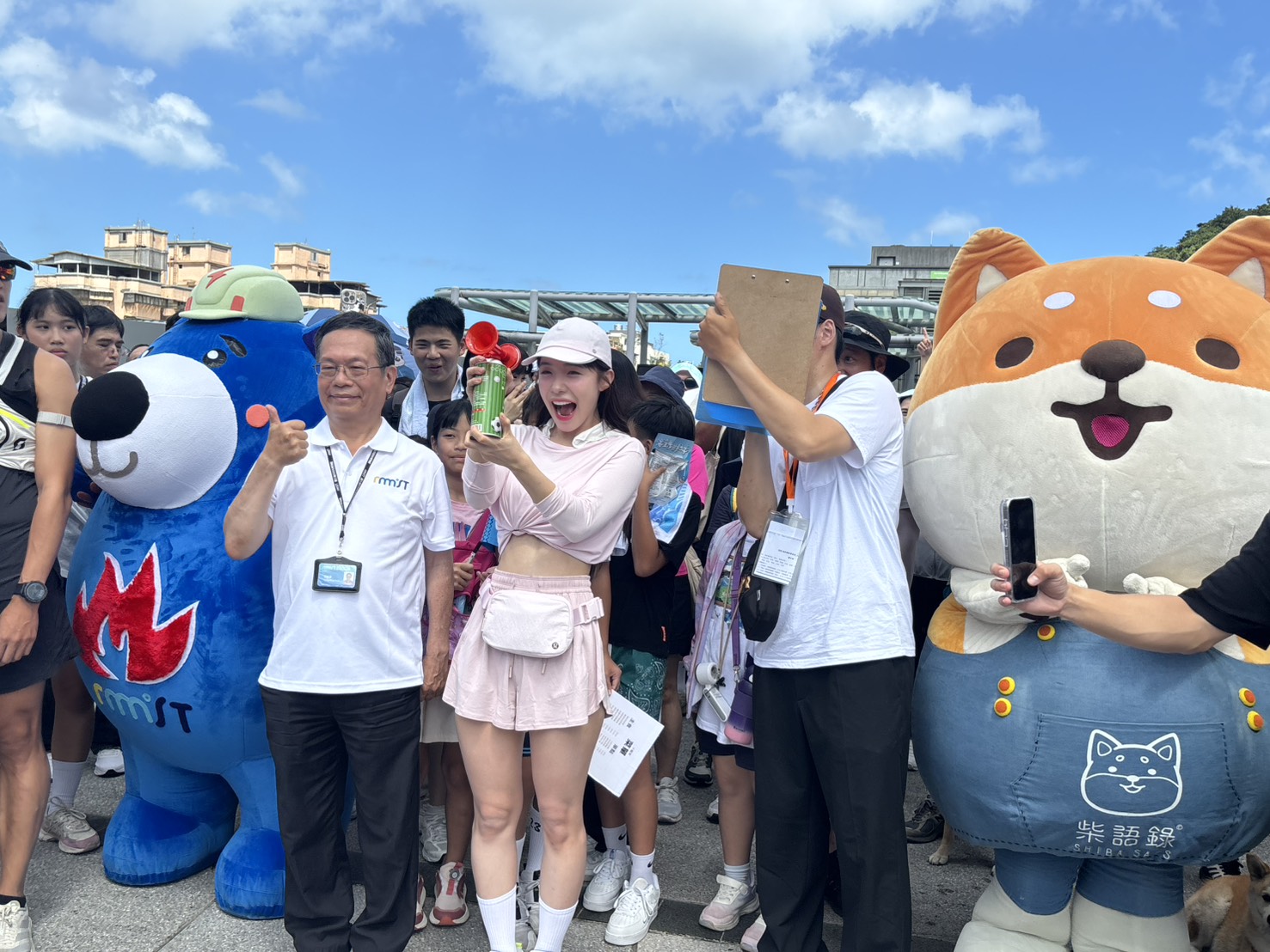 眾多大小朋友與各方團體熱情參與「海漫步的日子」秋季健走左1海科館館長王明源左2李