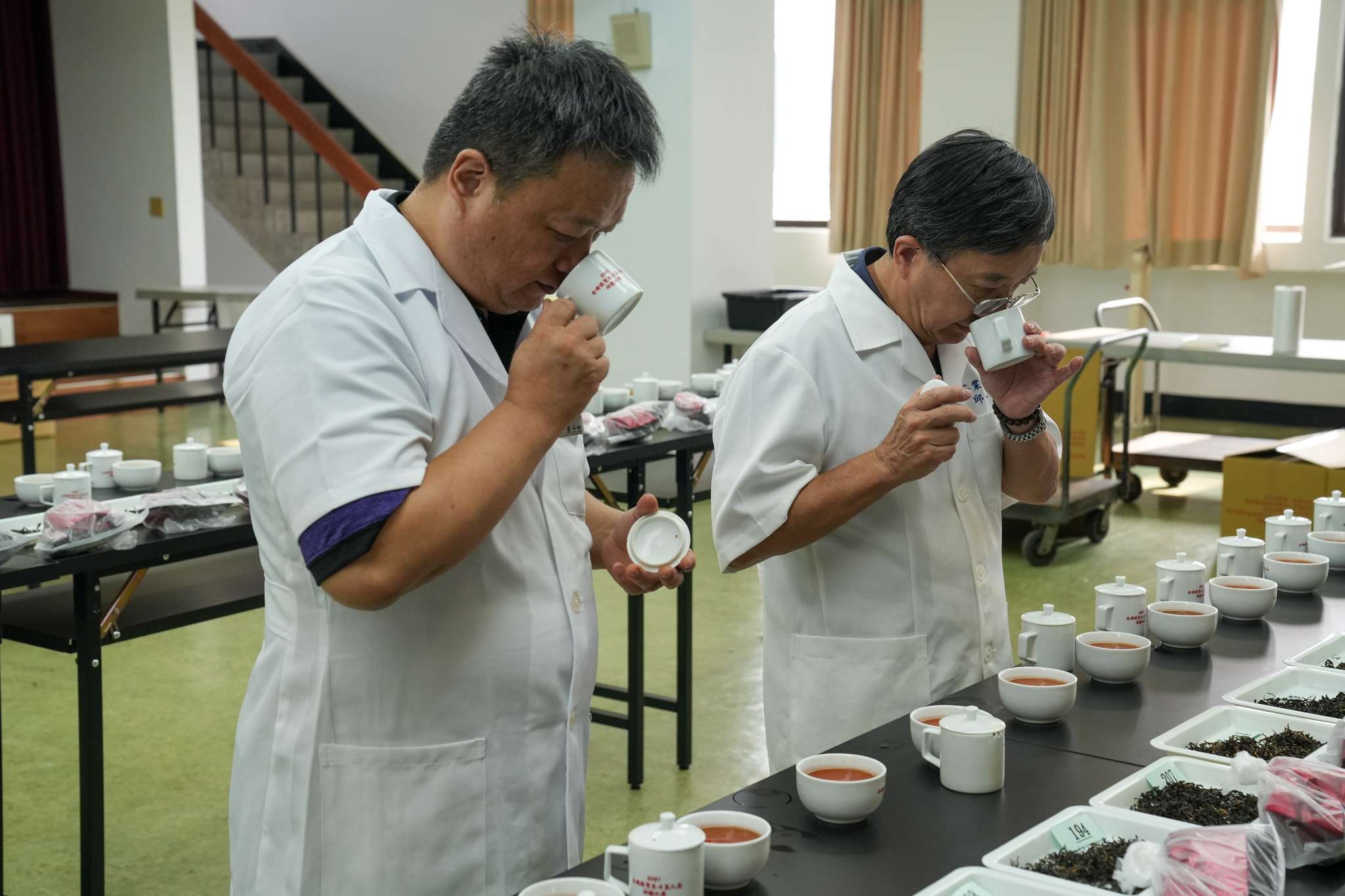 桃園紅茶評鑑比賽特等獎得主出爐 農業局鼓勵民眾支持在地茶產業 評審 農業部茶及飲料作物改良場副場長 邱垂豐右、農業部茶及飲料作物改良場助理研究員 羅士凱左 的副本