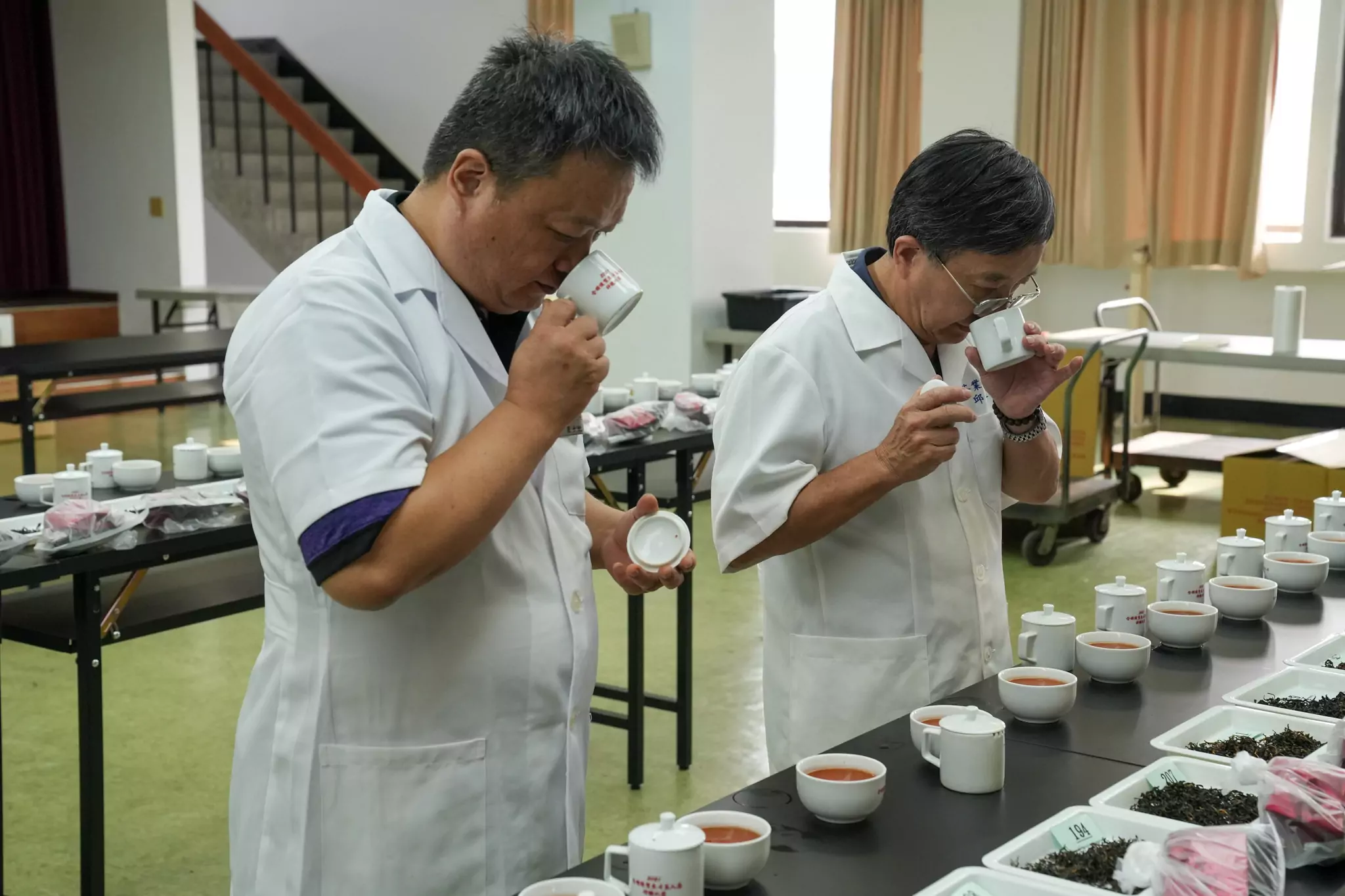 桃園紅茶評鑑比賽特等獎得主出爐 農業局鼓勵民眾支持在地茶產業 評審 農業部茶及飲料作物改良場副場長 邱垂豐右、農業部茶及飲料作物改良場助理研究員 羅士凱左 的副本