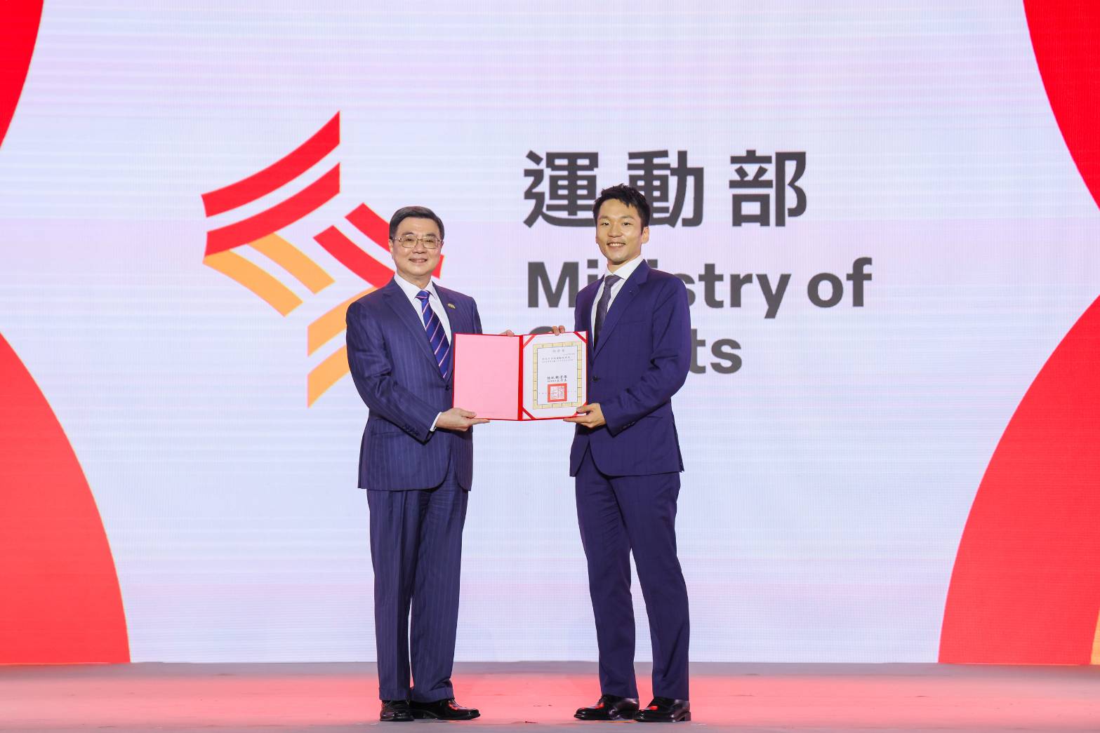 附件照片11140909 1 行政院卓榮泰院長頒授李洋部長任命令。