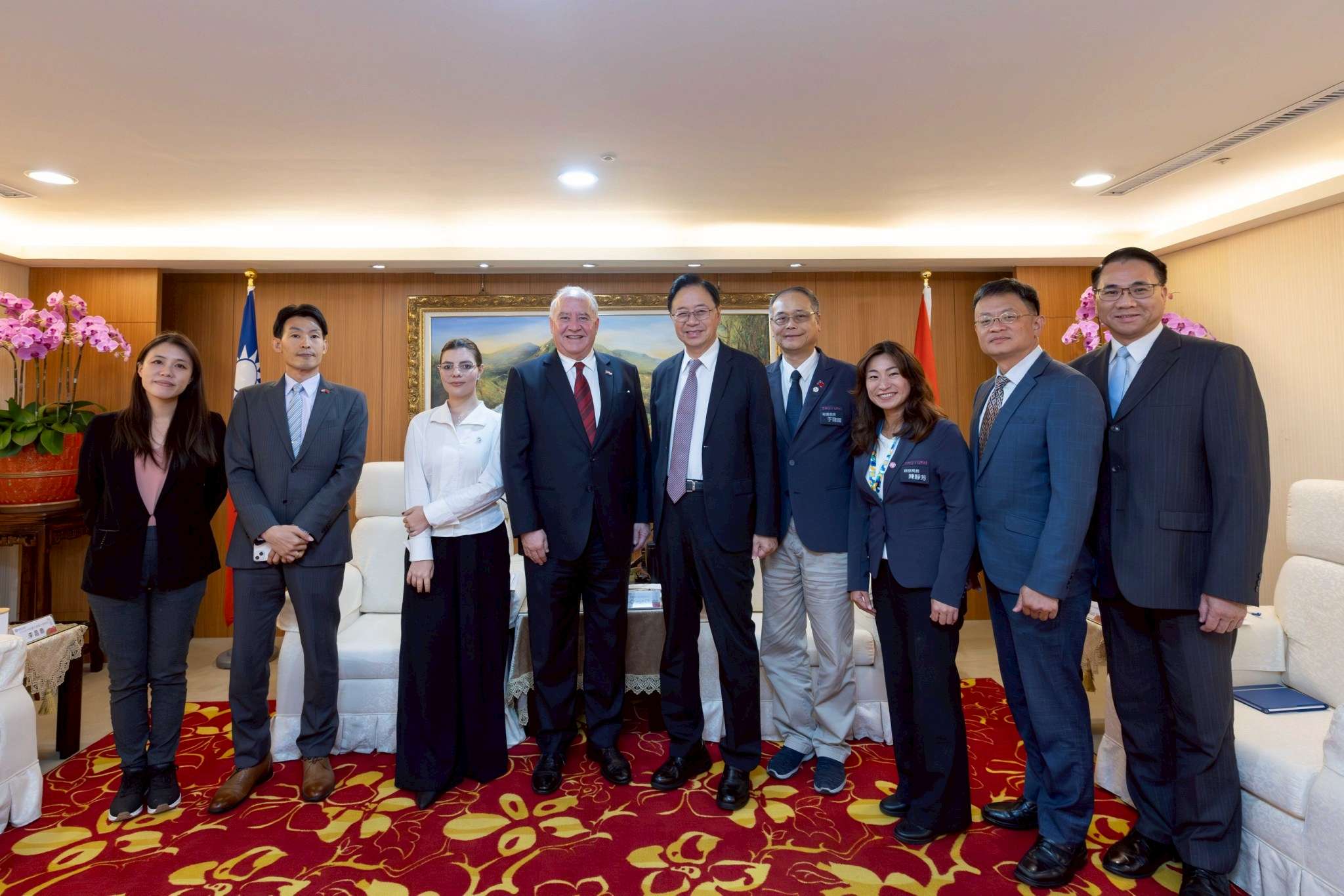 張善政與巴拉圭大使交流 歡迎台巴科大學子未來到桃園實習 全員合影 0