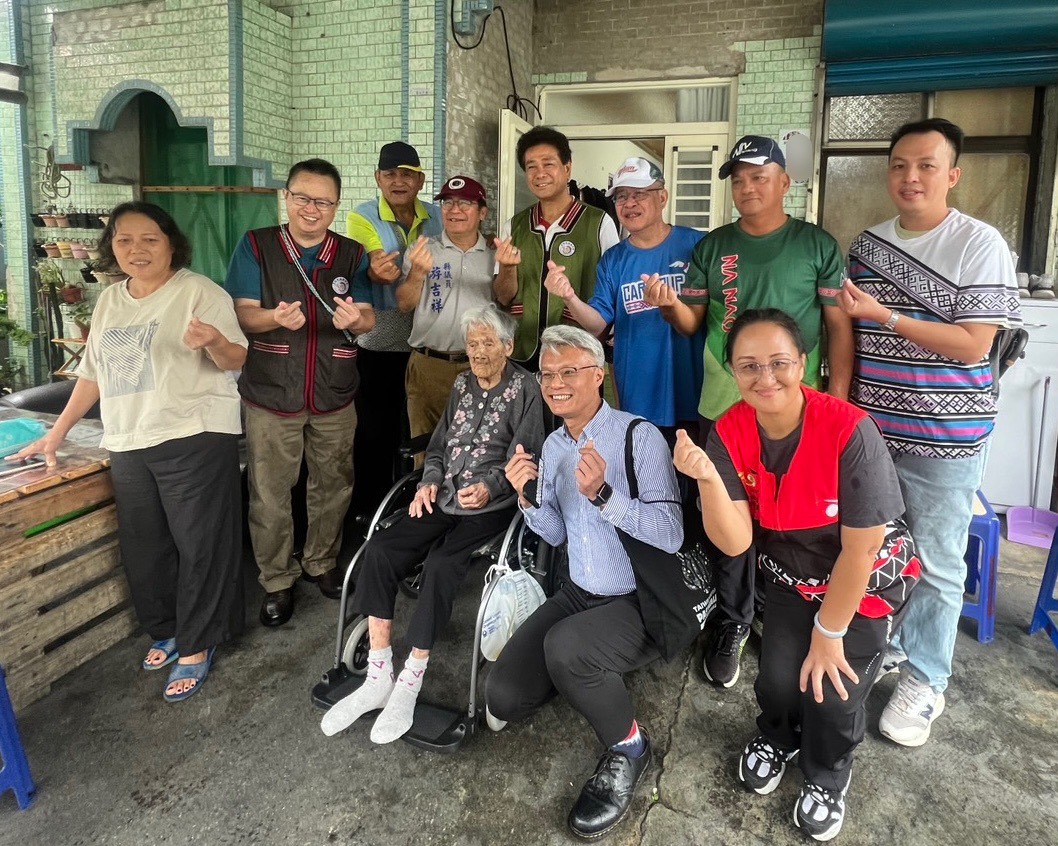 原民會關懷百歲人瑞 副主委陳義信親贈禮金 圖片四、陳義信副主委慰問宜蘭縣南澳鄉武塔站陳長者並致贈重陽禮品及禮金