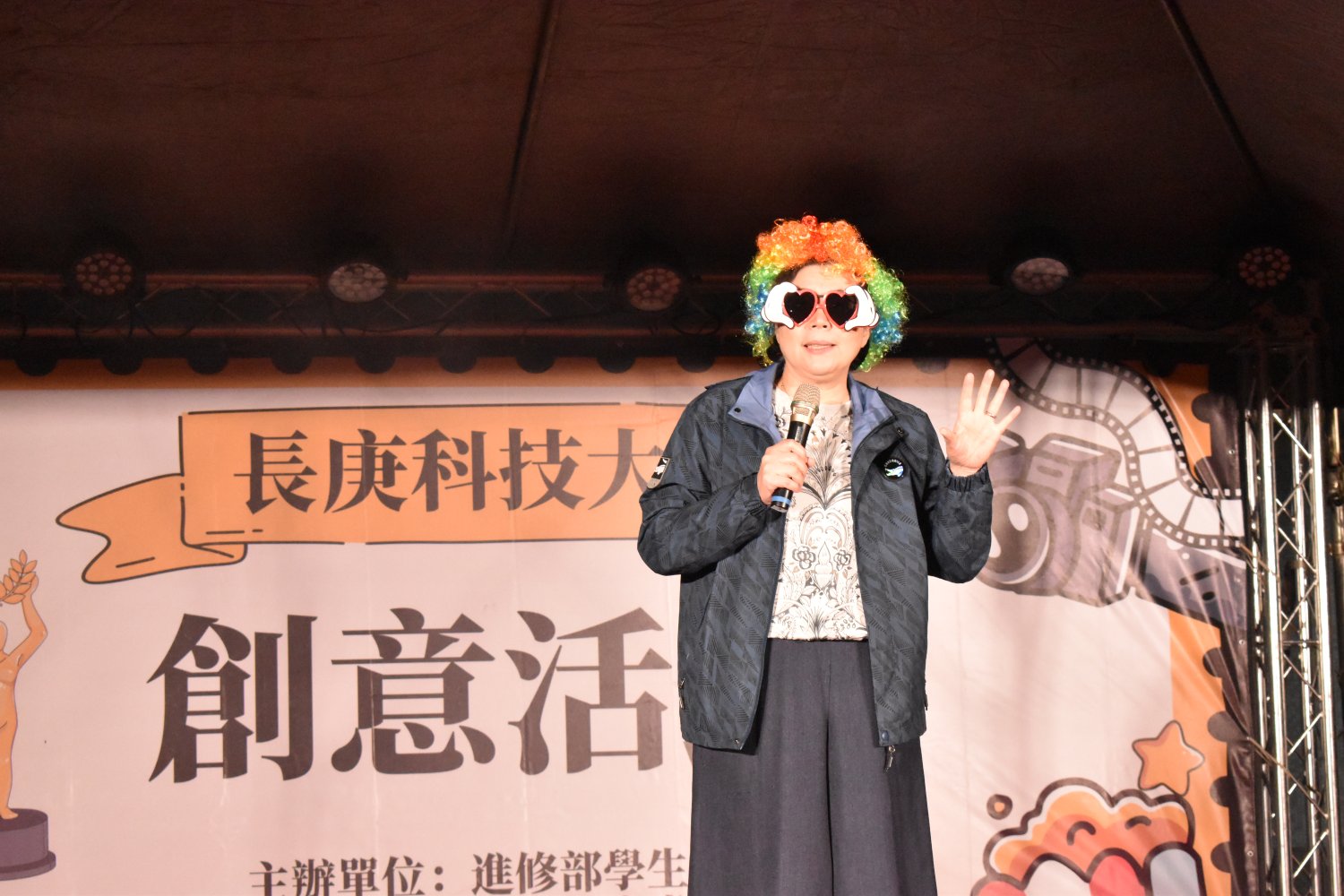 長庚科大進修部舉辦DISCO復古迎新派對 現場氣氛嗨翻天 圖說2 0