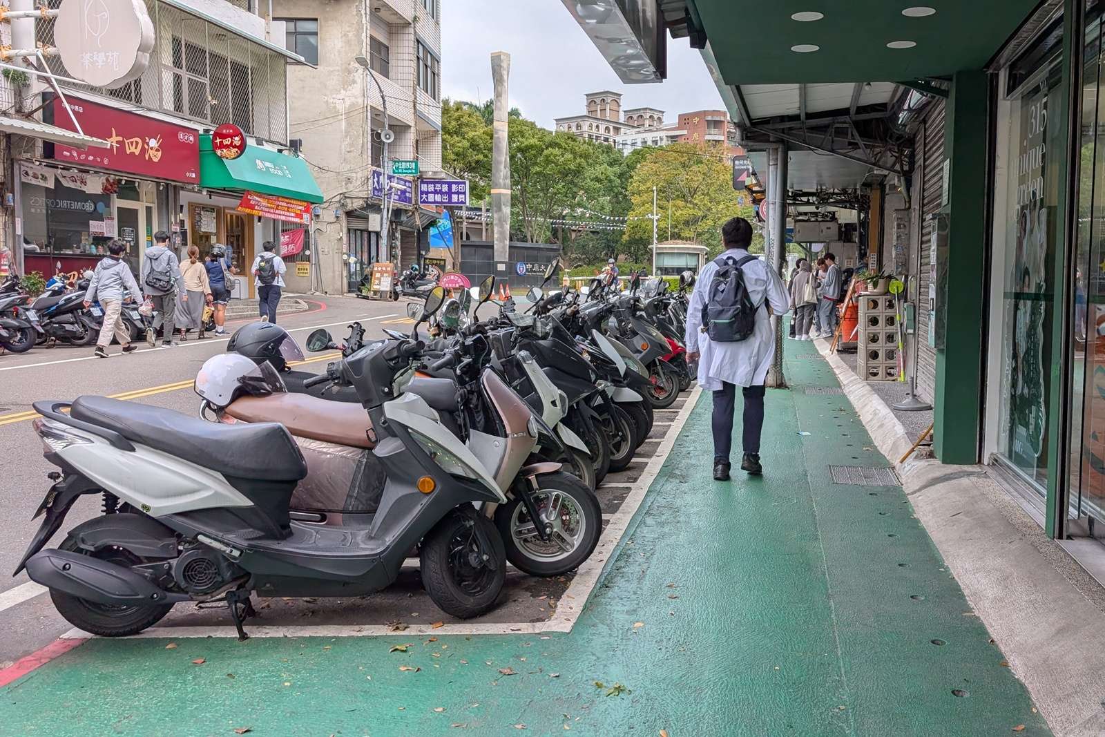 04 中原大學中北路校門口前啟用綠鋪面標線型人行道，打造更安全、更友善的通行環境。 0