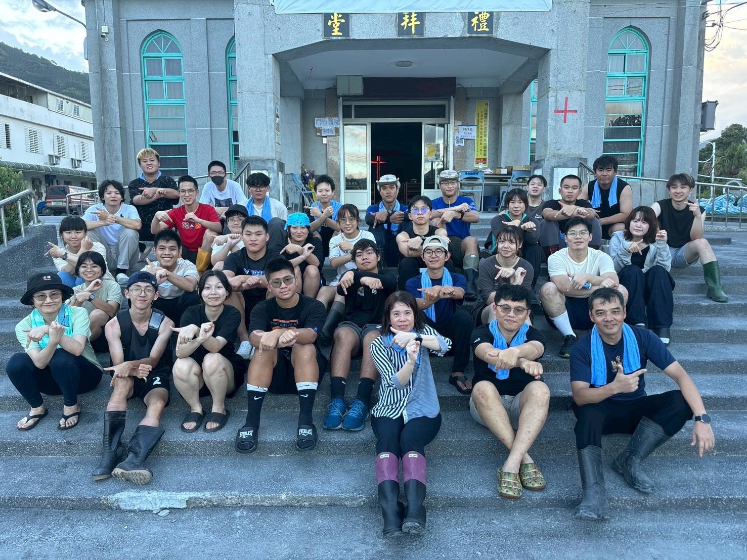 04 中原大學學務長金亭佑前排中連續三天親自帶隊前進災區，與師生並肩投入清淤復原。