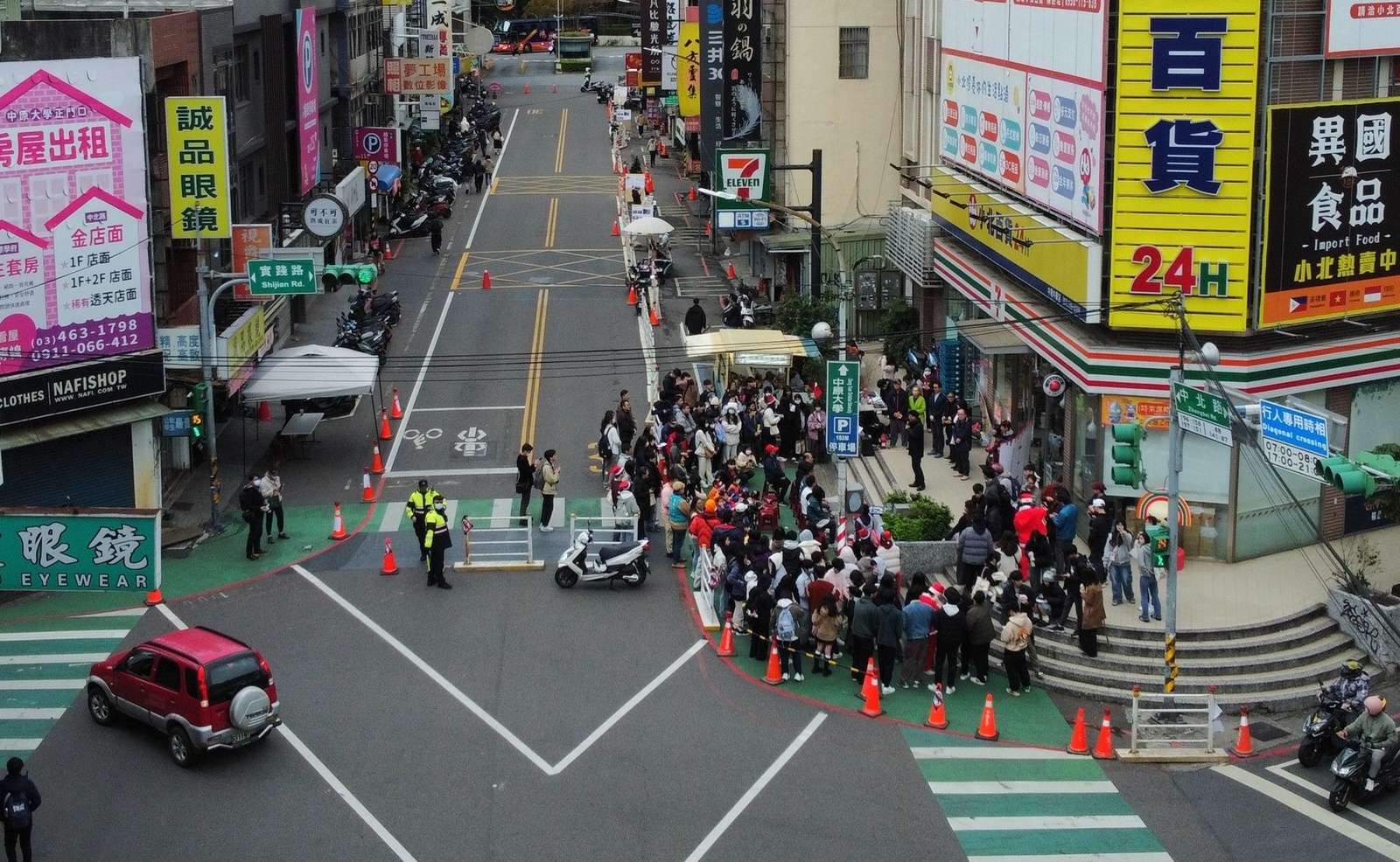 05 2024「中原耶誕散步節」實施一日試圍活動，讓民眾體驗「人本街道」的友善氛圍。 0