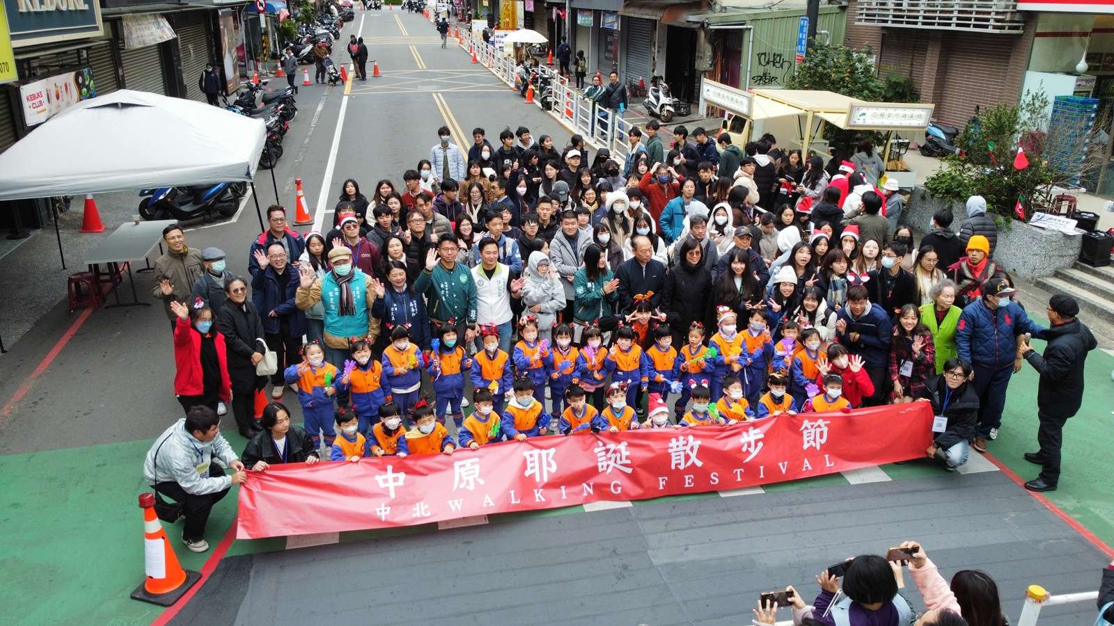 06 中原大學設計學院院長趙家麟與民間團體推動「中原耶誕散步節」，獲得地方大力支持 0
