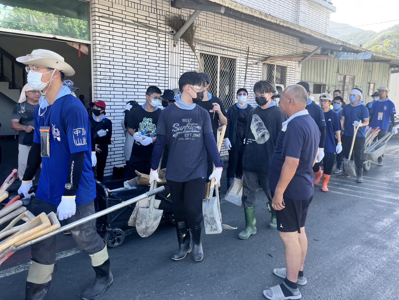 08 中原大學發起「馬太鞍重建家園志工服務」，在中秋節連假期間，號召三梯次前進災區 0
