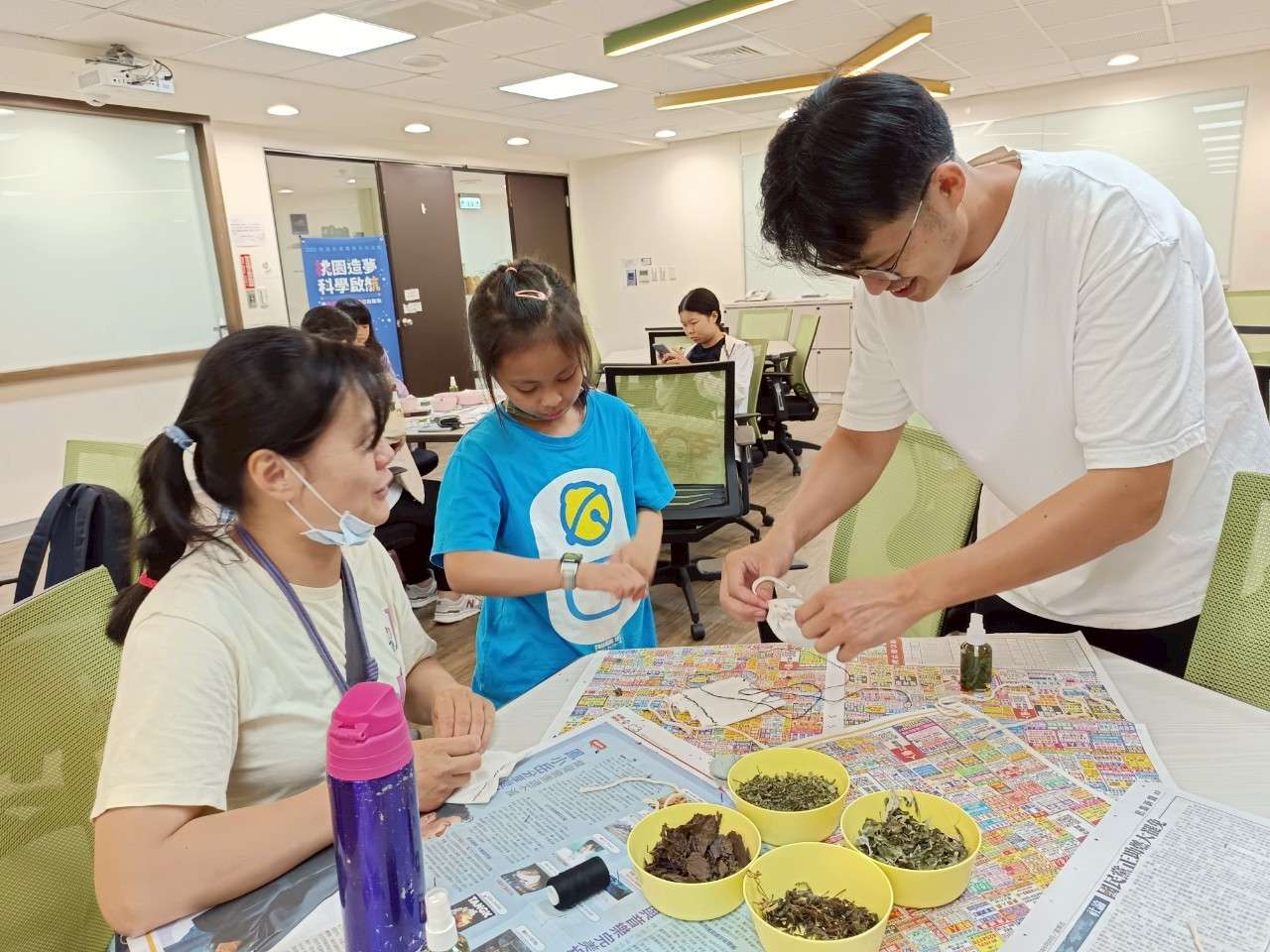 10民眾體驗友衫友田團隊 聊聊草草工作坊束口袋香包及香草防蚊液DIY1 0 0