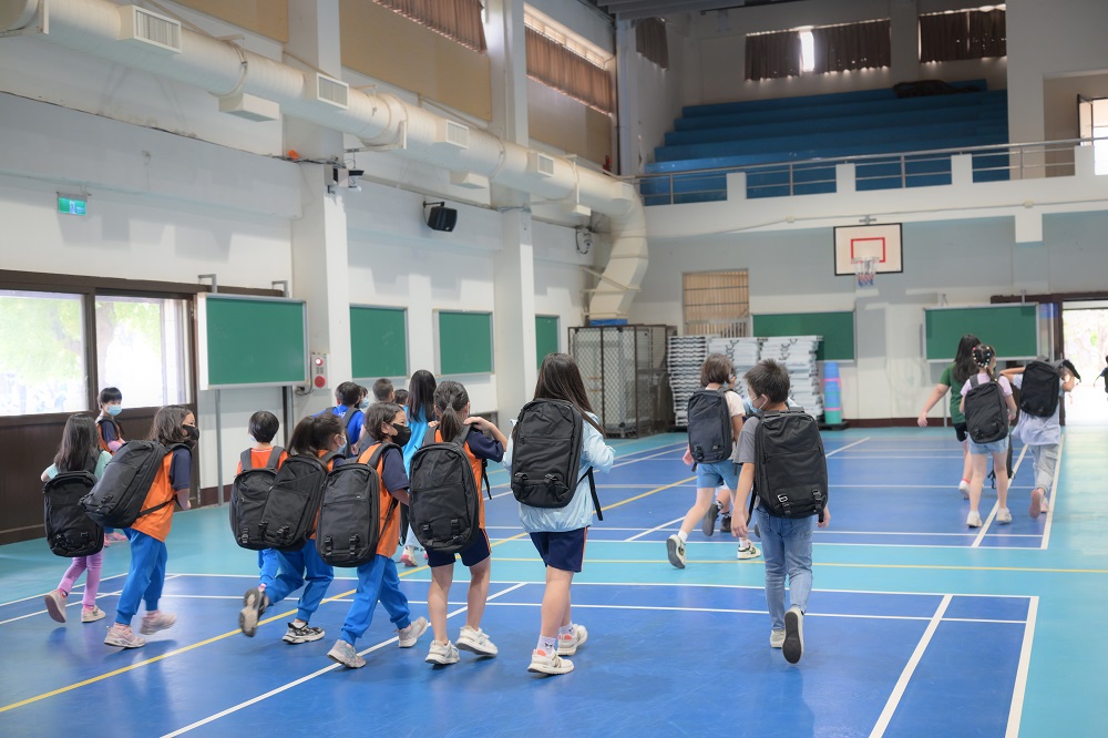 11小朋友開心背上背包 2 0