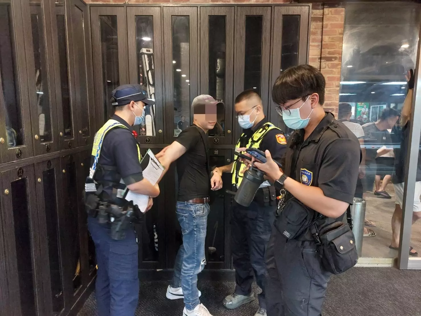 中壢警聯合移民署掃蕩治安熱區 查獲失聯移工展現執法決心 中壢警聯合移民署掃蕩治安熱區 查獲失聯移工展現執法決心