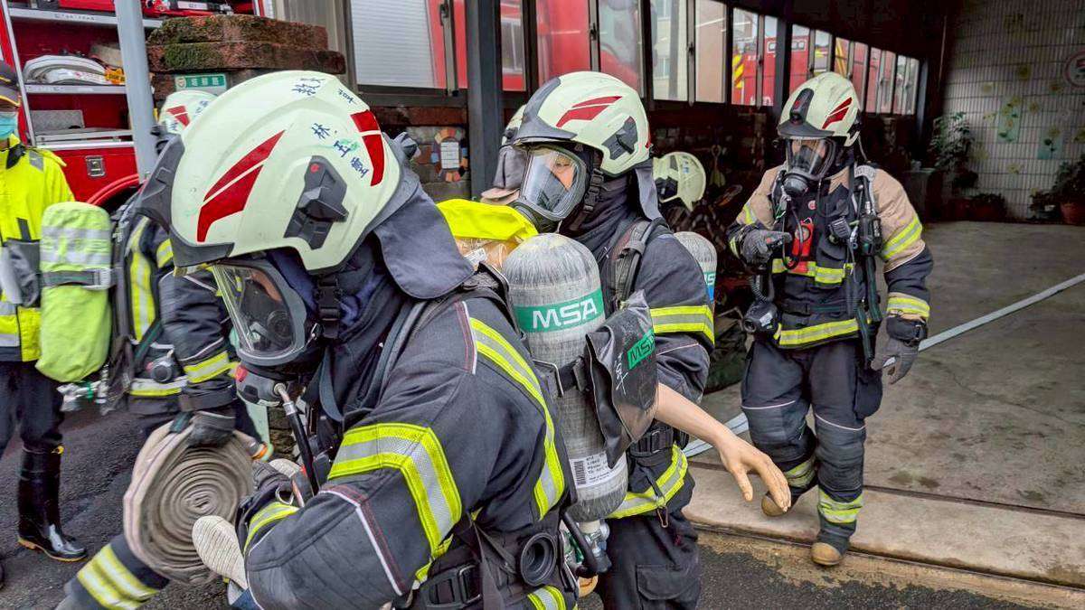草漯消防分隊演練狹小巷弄火警 模擬Mayday情境強化自救能力