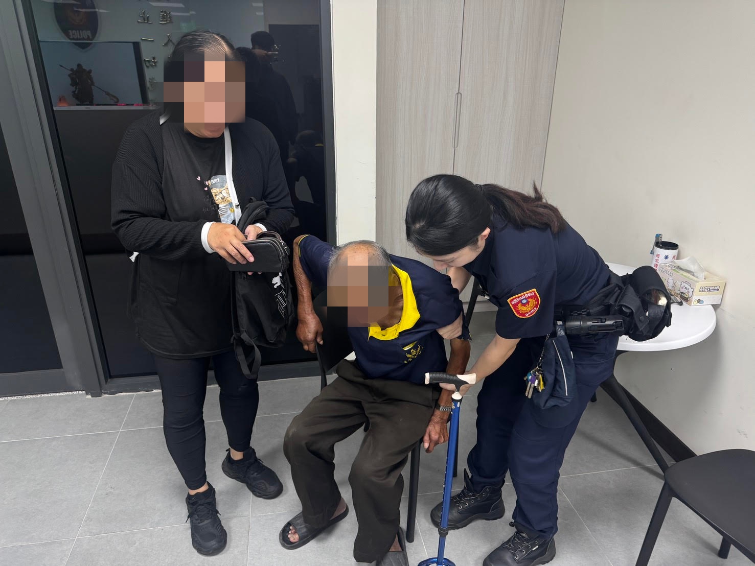 7旬翁迷途徘徊街頭 中壢警靠「猜名字」成功助返家 13234654 1