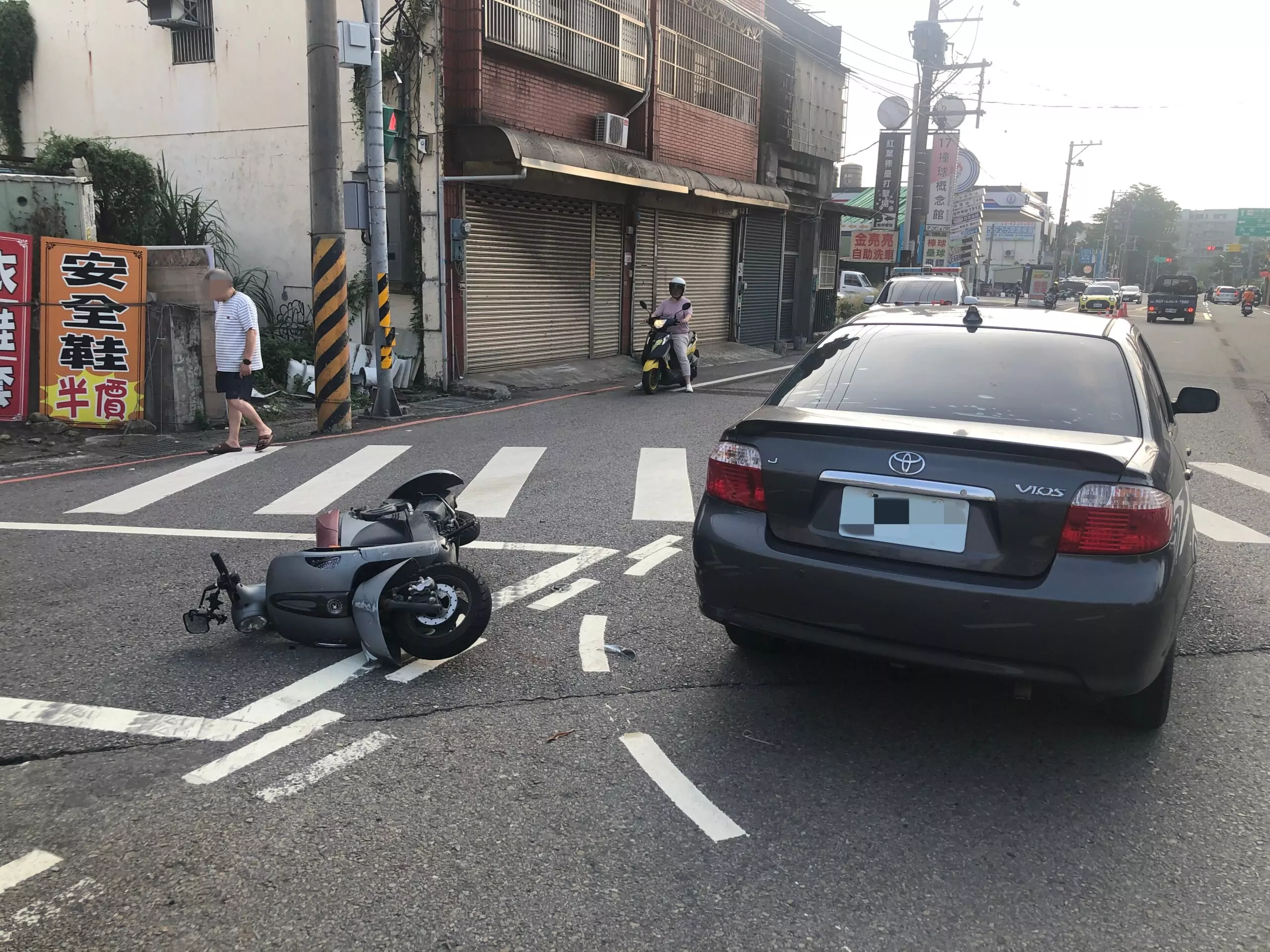 【有片】中壢轎車闖紅燈釀禍!女騎士遭撞飛「腦出血、右肩骨折」 【有片】中壢轎車闖紅燈釀禍!女騎士遭撞飛「腦出血、右肩骨折」