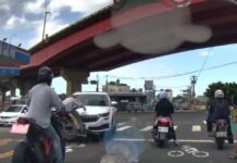 【有片】休旅車左轉猛撞等紅燈騎士 後方重機嚇到跌倒