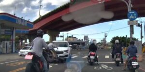 【有片】休旅車左轉猛撞等紅燈騎士 後方重機嚇到跌倒