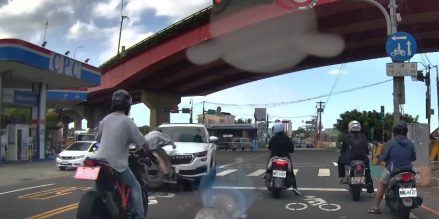 【有片】休旅車左轉猛撞等紅燈騎士 後方重機嚇到跌倒 1760581370169