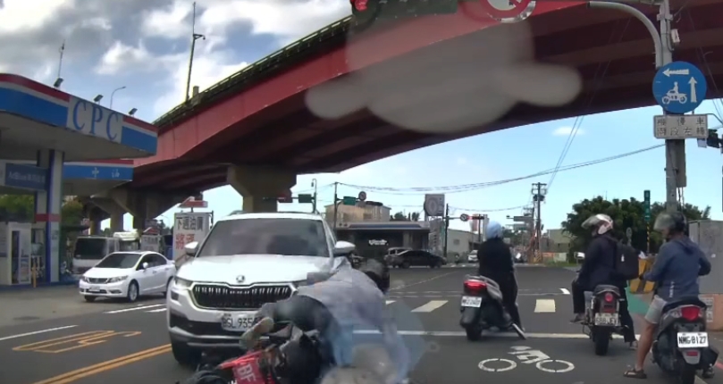 【有片】休旅車左轉猛撞等紅燈騎士 後方重機嚇到跌倒 1760581389907