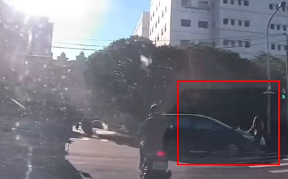 汽車左轉撞行人!陪傷者上救護車後「做1事」駕駛下場慘了 1760949594264
