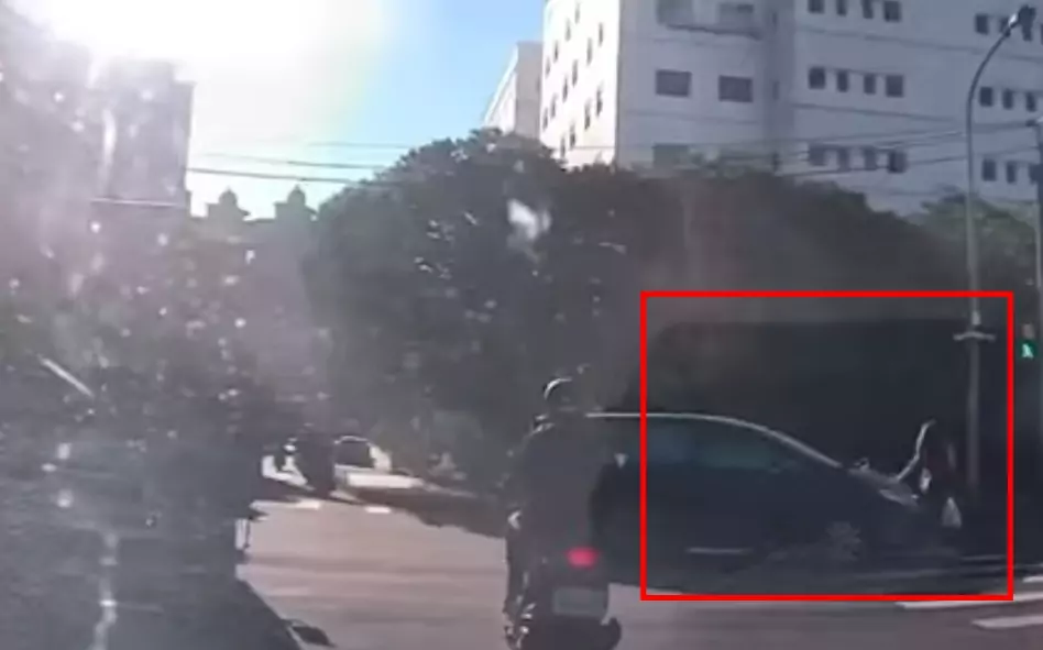 汽車左轉撞行人!陪傷者上救護車後「做1事」駕駛下場慘了 汽車左轉撞行人!陪傷者上救護車後「做1事」駕駛下場慘了