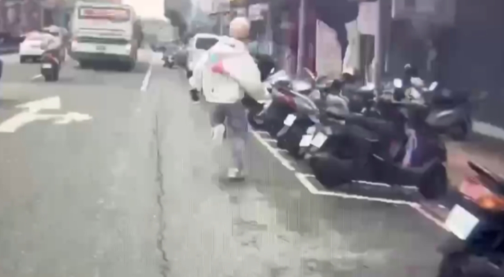 【有片】通緝犯棄車狂奔遭追捕 龜山警一查他還有「這身分」 1761551055538