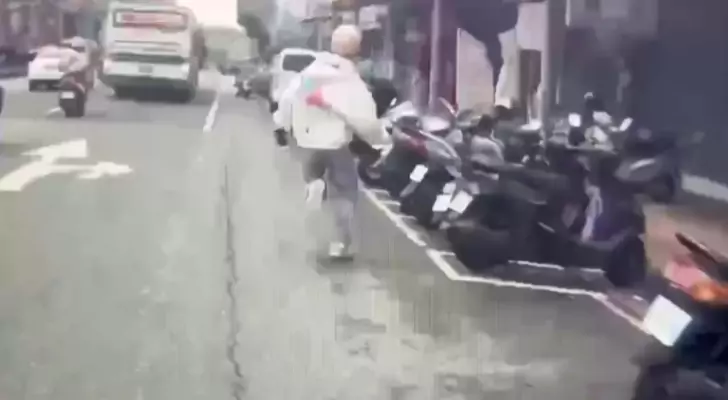 【有片】通緝犯棄車狂奔遭追捕 龜山警一查他還有「這身分」 【有片】通緝犯棄車狂奔遭追捕 龜山警一查他還有「這身分」