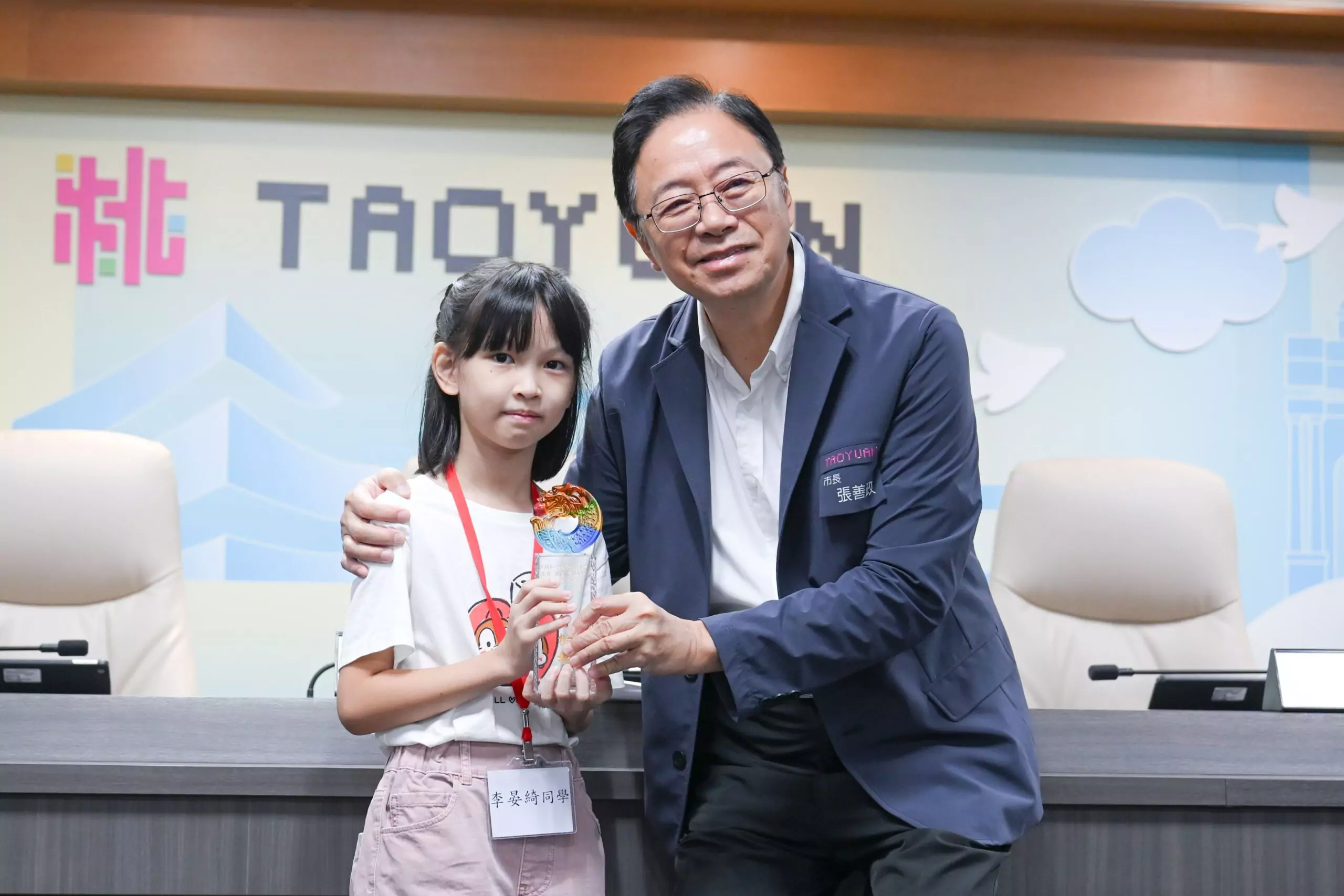 桃市國小女童獲頒孝行獎 為聽障父母推廣手語、捐髮助癌友 桃市國小女童獲頒孝行獎 為聽障父母推廣手語、捐髮助癌友