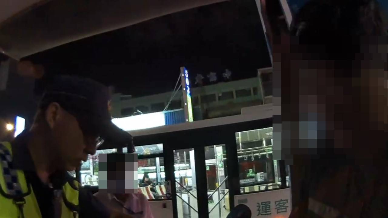桃園男子酒駕擦撞公車還想逃 酒測值1.12當場跌倒兩次 2325414 0