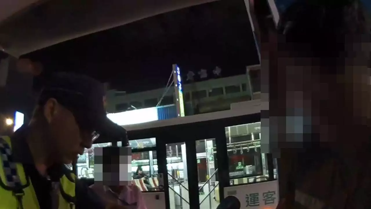 桃園男子酒駕擦撞公車還想逃 酒測值1.12當場跌倒兩次 2325414 0