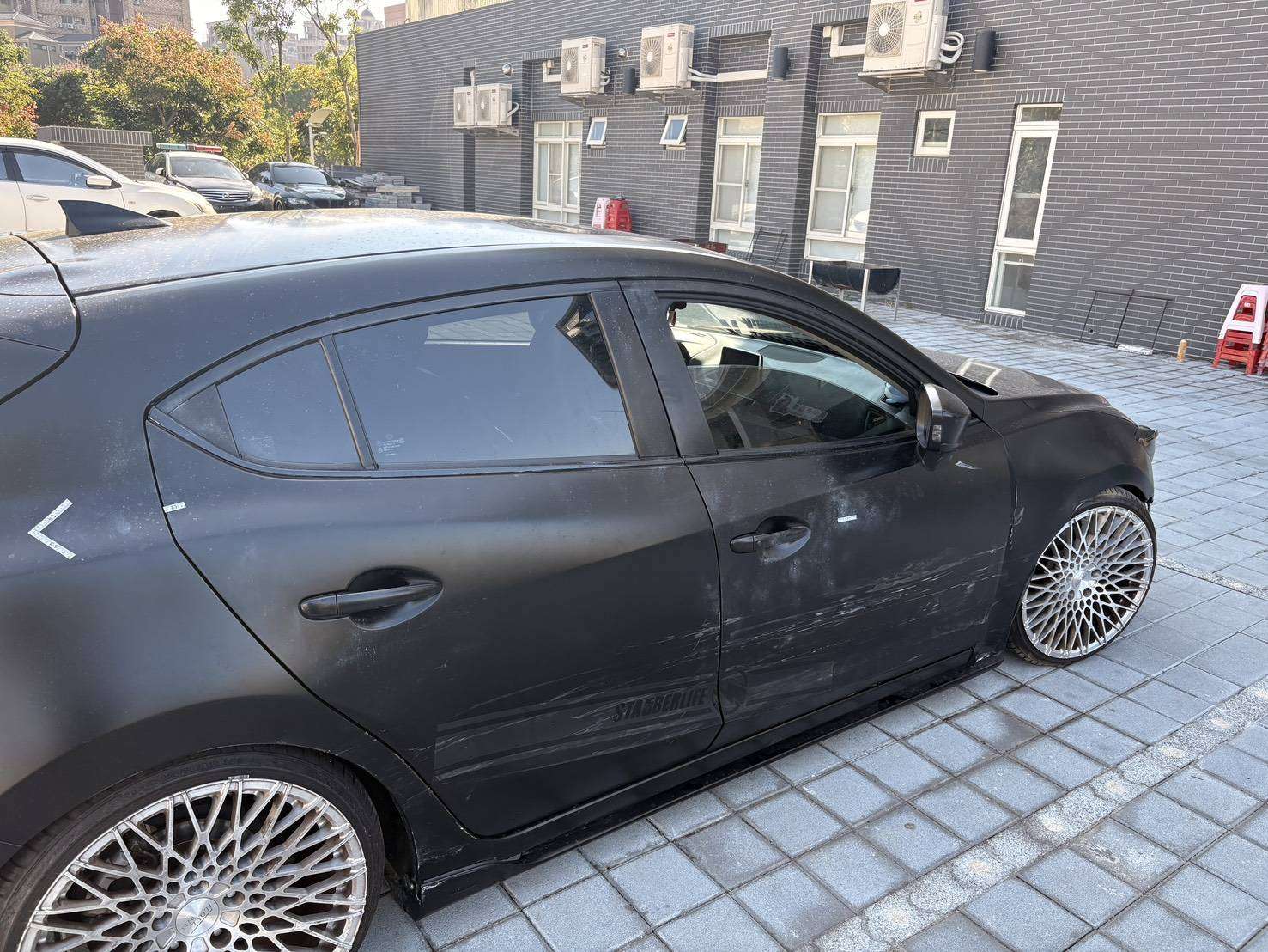 【有片】拒檢街頭追逐!自小客擦撞多車再撞民宅外牆駕駛逃逸 2328619 0