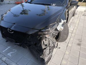 【有片】拒檢街頭追逐！自小客擦撞多車再撞民宅外牆駕駛逃逸