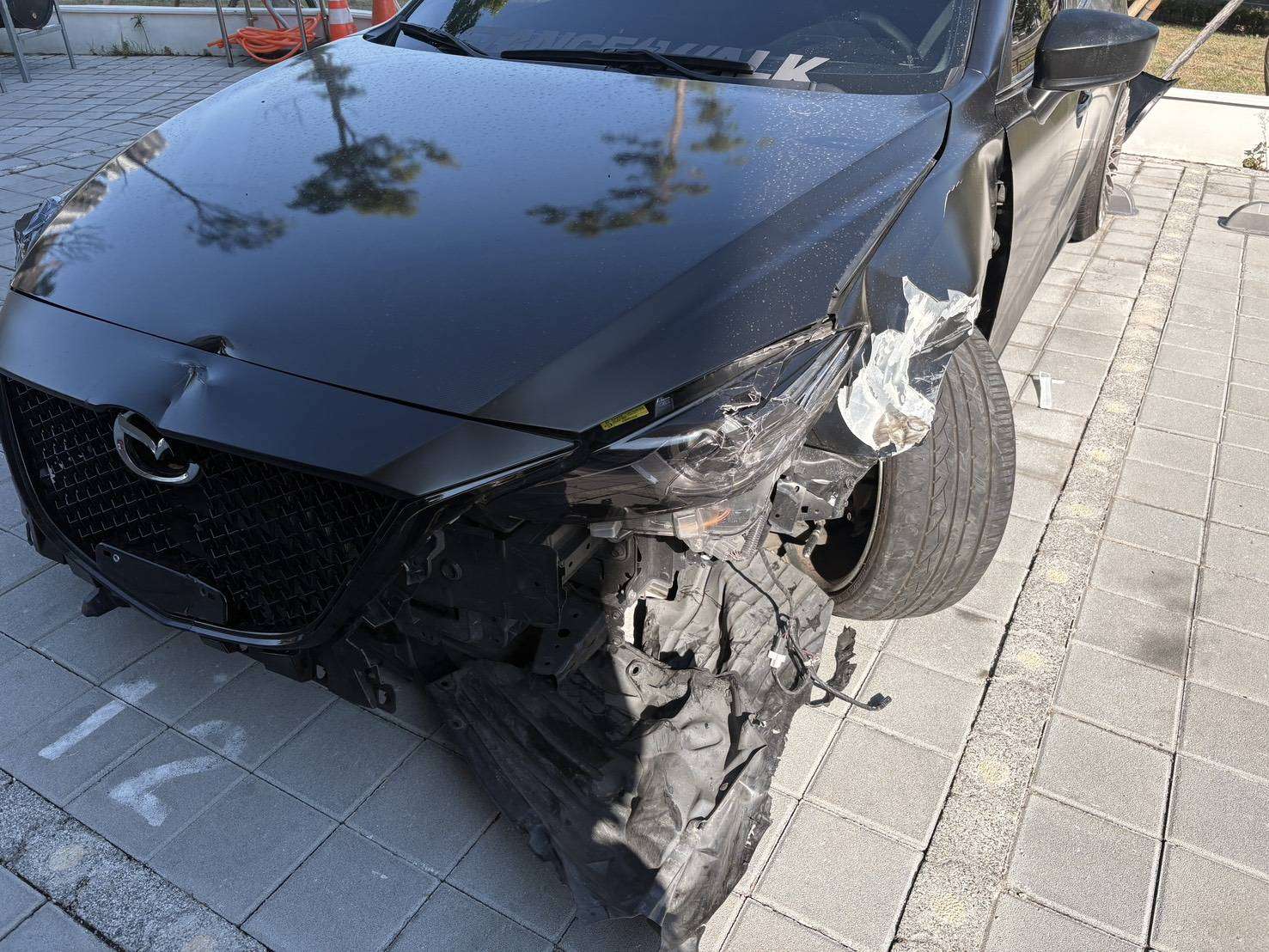 【有片】拒檢街頭追逐!自小客擦撞多車再撞民宅外牆駕駛逃逸