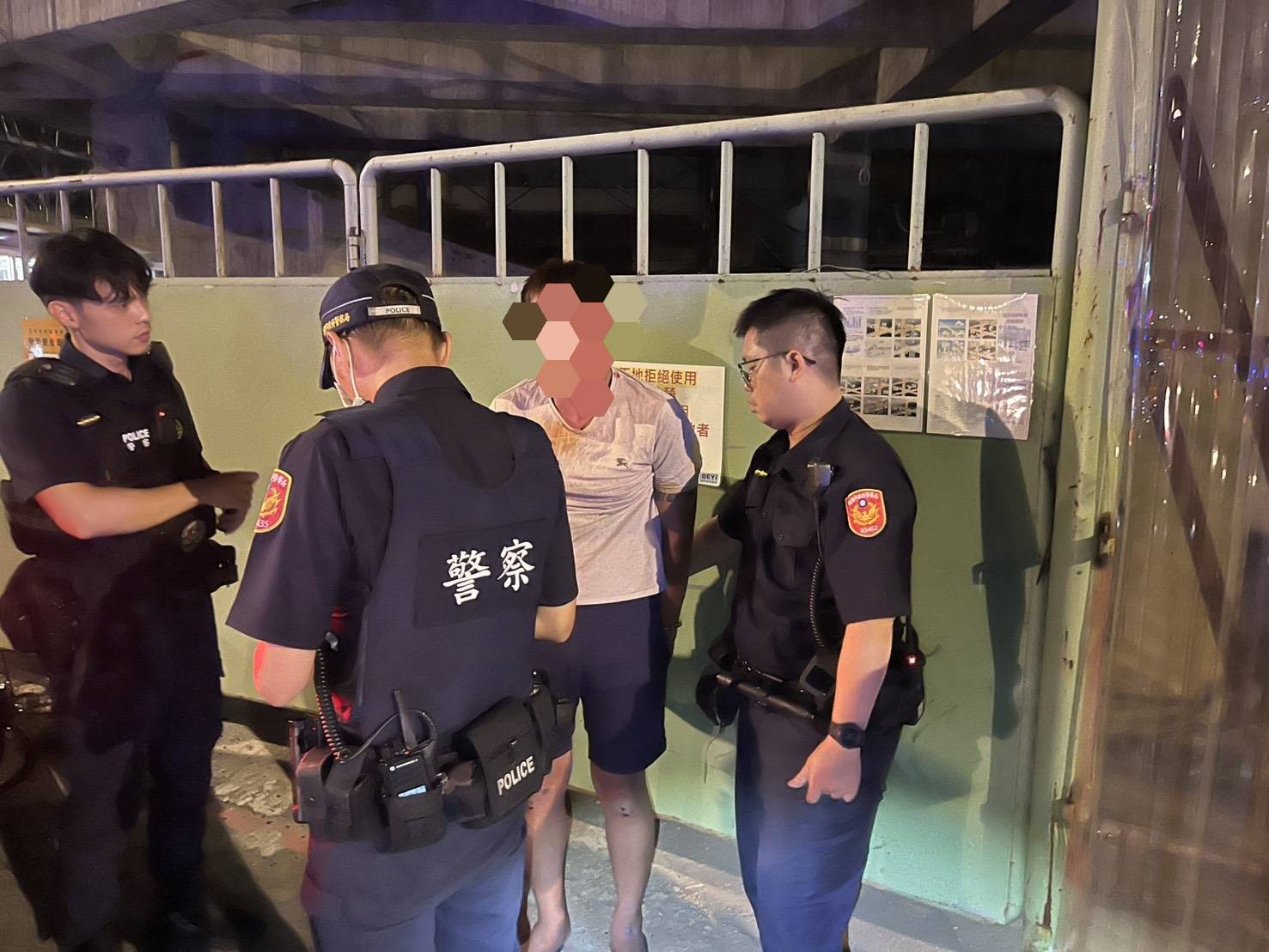 深夜圍捕!男子違規拒檢狂飆衝撞警車 警連開5槍制止 2331125 0