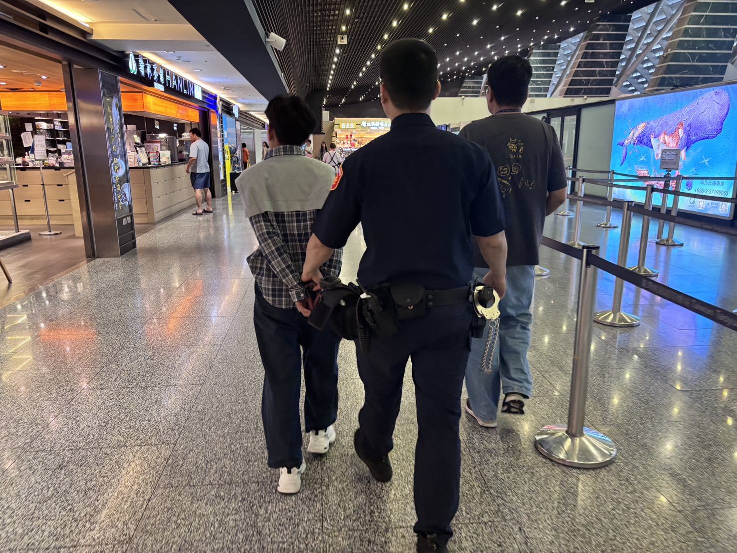 泰籍女子觀光名義來台當車手 桃警機場攔截出境前逮捕 2344362 0
